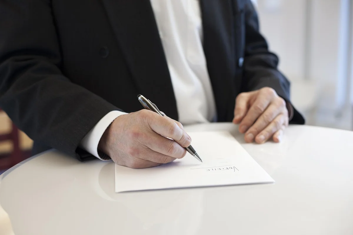 Signature par ordre vs pour ordre : la différence cruciale